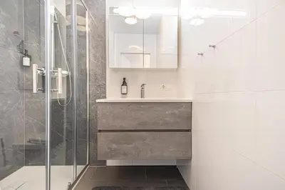 Ein Badezimmer in der Unterkunft Chic 1BR & 1LR, Kingbed, only 9 min to City Center via Metro