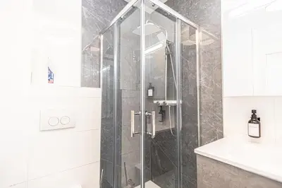 Ein Badezimmer in der Unterkunft Chic 1BR & 1LR, Kingbed, only 9 min to City Center via Metro