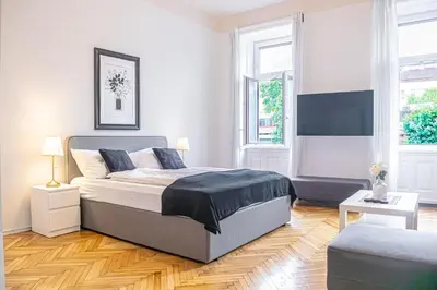 Ein Bett oder Betten in einem Zimmer der Unterkunft Prime Location Chic Apt, Near AKH Hospital