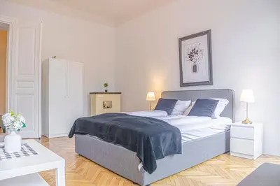 Ein Bett oder Betten in einem Zimmer der Unterkunft Prime Location Chic Apt, Near AKH Hospital