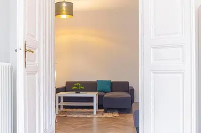 Ein Sitzbereich in der Unterkunft Prime Location Chic Apt, Near AKH Hospital