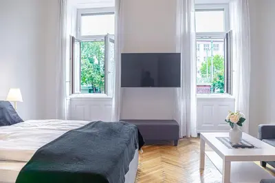 Ein Bett oder Betten in einem Zimmer der Unterkunft Prime Location Chic Apt, Near AKH Hospital