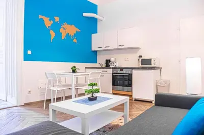 Küche/Küchenzeile in der Unterkunft Prime Location Chic Apt, Near AKH Hospital