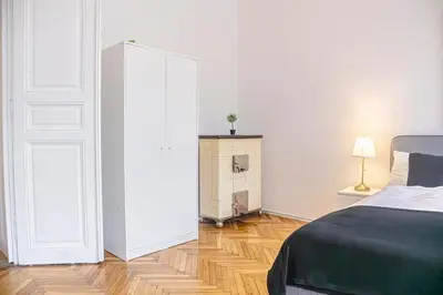 Ein Bett oder Betten in einem Zimmer der Unterkunft Prime Location Chic Apt, Near AKH Hospital