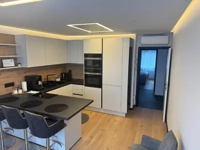 Küche/Küchenzeile in der Unterkunft Black and white style apartment in Vienna
