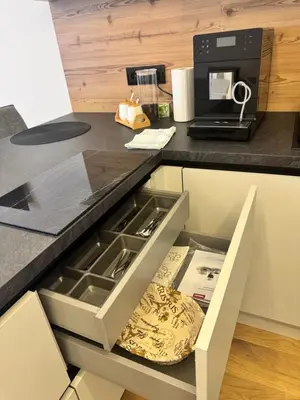 Küche/Küchenzeile in der Unterkunft Black and white style apartment in Vienna