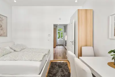 Ein Bett oder Betten in einem Zimmer der Unterkunft Bright and Quiet Apartments, Just 10 Minutes to U4, U6 and Schönbrunn Palace