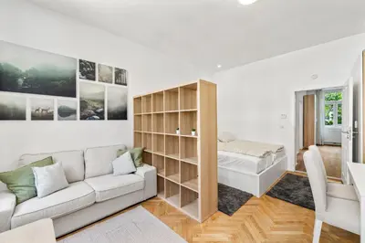 Ein Sitzbereich in der Unterkunft Bright and Quiet Apartments, Just 10 Minutes to U4, U6 and Schönbrunn Palace