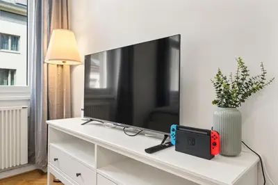 TV/Unterhaltungsangebot in der Unterkunft Bright and Quiet Apartments, Just 10 Minutes to U4, U6 and Schönbrunn Palace