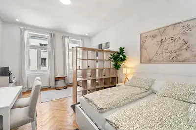 Ein Bett oder Betten in einem Zimmer der Unterkunft Bright and Quiet Apartments, Just 10 Minutes to U4, U6 and Schönbrunn Palace