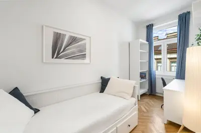 Ein Bett oder Betten in einem Zimmer der Unterkunft Bright and Quiet Apartments, Just 10 Minutes to U4, U6 and Schönbrunn Palace