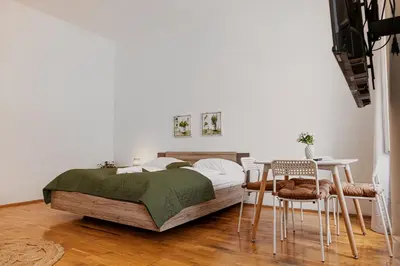 Ein Bett oder Betten in einem Zimmer der Unterkunft Comfy 2BR Apt, Perfect for Long Stays Near Rennweg