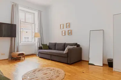 Ein Sitzbereich in der Unterkunft Comfy 2BR Apt, Perfect for Long Stays Near Rennweg