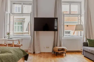 Ein Sitzbereich in der Unterkunft Comfy 2BR Apt, Perfect for Long Stays Near Rennweg