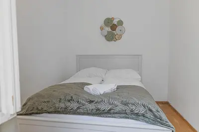 Ein Bett oder Betten in einem Zimmer der Unterkunft Comfy 2BR Apt, Perfect for Long Stays Near Rennweg