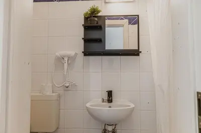 Ein Badezimmer in der Unterkunft Comfy 2BR Apt, Perfect for Long Stays Near Rennweg