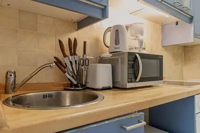 Küche/Küchenzeile in der Unterkunft Comfy 2BR Apt, Perfect for Long Stays Near Rennweg