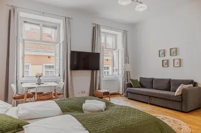 TV/Unterhaltungsangebot in der Unterkunft Comfy 2BR Apt, Perfect for Long Stays Near Rennweg