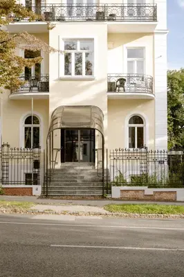 Eine Fassade oder ein Eingang zu hideauts hotels Villa R