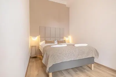 Ein Bett oder Betten in einem Zimmer der Unterkunft Lovely 1BR & 1LR Apt for 5P in the Heart of Vienna