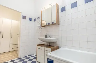 Ein Badezimmer in der Unterkunft Lovely 1BR & 1LR Apt for 5P in the Heart of Vienna