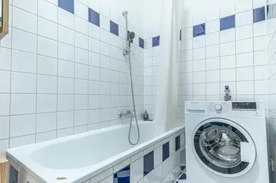 Ein Badezimmer in der Unterkunft Lovely 1BR & 1LR Apt for 5P in the Heart of Vienna