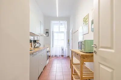Küche/Küchenzeile in der Unterkunft Lovely 1BR & 1LR Apt for 5P in the Heart of Vienna