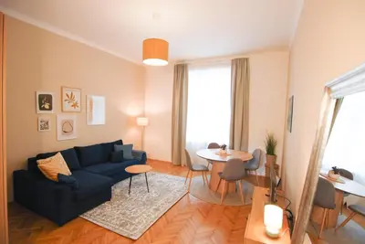 Ein Sitzbereich in der Unterkunft Elegante Altbauwohnung alles NEU!! Free Parking Garage