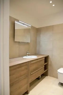 Ein Badezimmer in der Unterkunft Stylish 1-Bedroom Apartment by Rochusmarkt Walk to the City Center