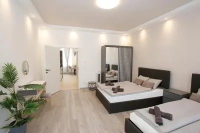 Ein Bett oder Betten in einem Zimmer der Unterkunft LUX Prime Suite Vienna with FREE parking and FAST Internet 600 MBits