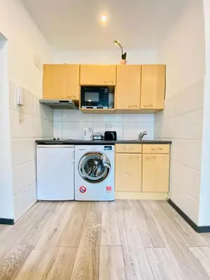 Küche/Küchenzeile in der Unterkunft Modern 1BR Stay Comfort for 3 in Central Vienna