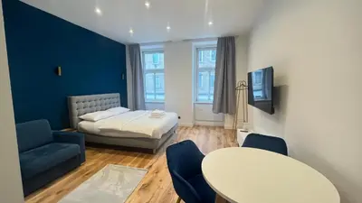 Ein Bett oder Betten in einem Zimmer der Unterkunft Apartment Hauptbahnhof Blue - Kingsize Bed