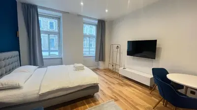 Ein Bett oder Betten in einem Zimmer der Unterkunft Apartment Hauptbahnhof Blue - Kingsize Bed