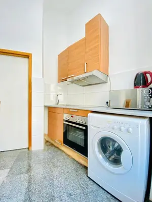 Küche/Küchenzeile in der Unterkunft Elegant 1-Bedroom Apartment Near Danube River