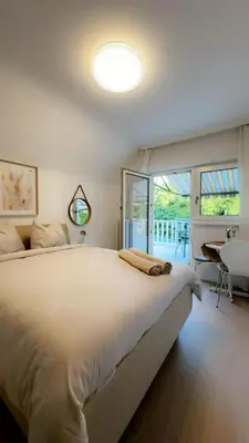 Ein Bett oder Betten in einem Zimmer der Unterkunft Spacious Villa with Garden near Danube For 16 Guests