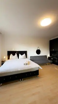 Ein Bett oder Betten in einem Zimmer der Unterkunft Spacious Villa with Garden near Danube For 16 Guests