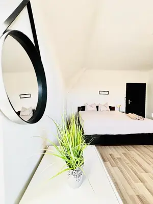 Ein Bett oder Betten in einem Zimmer der Unterkunft Spacious Villa with Garden near Danube For 16 Guests