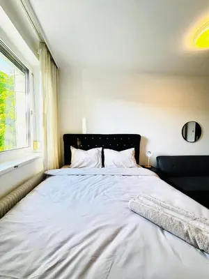 Ein Bett oder Betten in einem Zimmer der Unterkunft Spacious Villa with Garden near Danube For 16 Guests