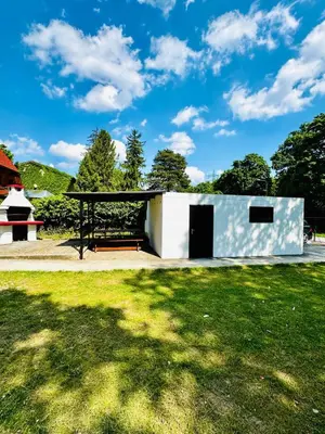 Ein Garten an der Unterkunft Spacious Villa with Garden near Danube For 16 Guests