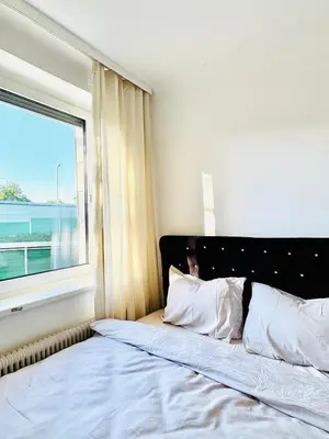 Ein Bett oder Betten in einem Zimmer der Unterkunft Spacious Villa with Garden near Danube For 16 Guests