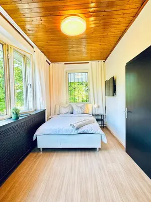 Ein Bett oder Betten in einem Zimmer der Unterkunft Affordable Rooms in a Villa with Garden near Danube