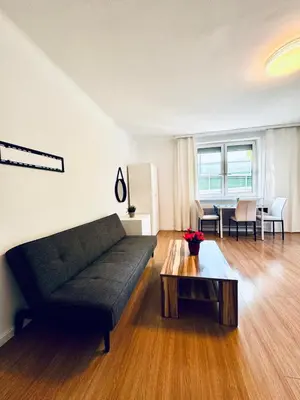 Ein Sitzbereich in der Unterkunft Affordable Rooms in a Villa with Garden near Danube