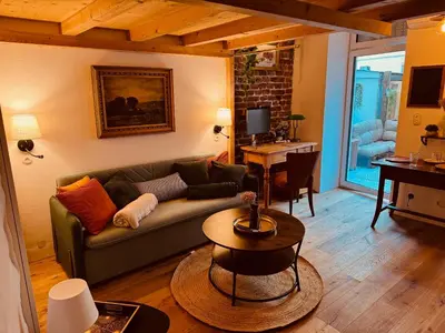 Ein Sitzbereich in der Unterkunft Urban Hideaway Cozy Loft, Green Courtyard and AC