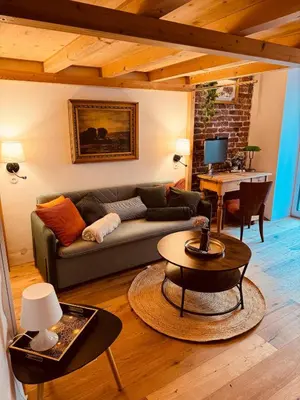 Ein Sitzbereich in der Unterkunft Urban Hideaway Cozy Loft, Green Courtyard and AC