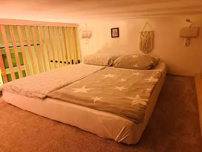 Ein Bett oder Betten in einem Zimmer der Unterkunft Urban Hideaway Cozy Loft, Green Courtyard and AC