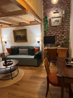 Ein Sitzbereich in der Unterkunft Urban Hideaway Cozy Loft, Green Courtyard and AC