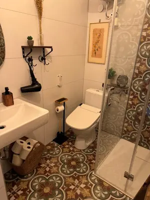 Ein Badezimmer in der Unterkunft Urban Hideaway Cozy Loft, Green Courtyard and AC