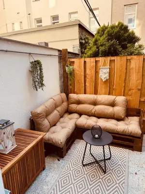 Ein Sitzbereich in der Unterkunft Urban Hideaway Cozy Loft, Green Courtyard and AC