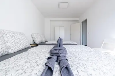 Ein Bett oder Betten in einem Zimmer der Unterkunft Modern Rooftop Apartment for Long Term Stays