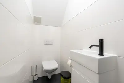 Ein Badezimmer in der Unterkunft Modern Rooftop Apartment for Long Term Stays